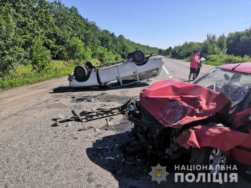 На Харьковщине в ДТП на трассе пострадали четыре человека (фото)