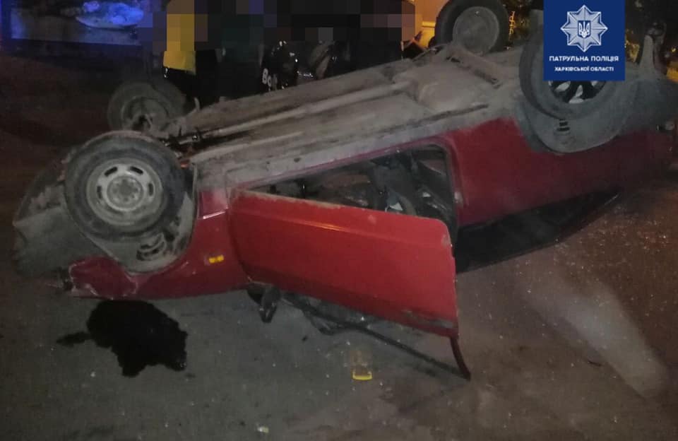 В Харькове в результате ДТП перевернулся автомобиль (фото)