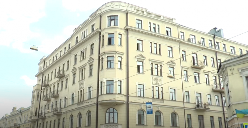 Потрощений під’їзд: мешканці історичного будинку у Харкові вимагають ремонту (відео)