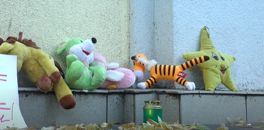 Під російське консульство у Харкові принесли іграшки в пам’ять про загиблого 3-річного малюка (відео)