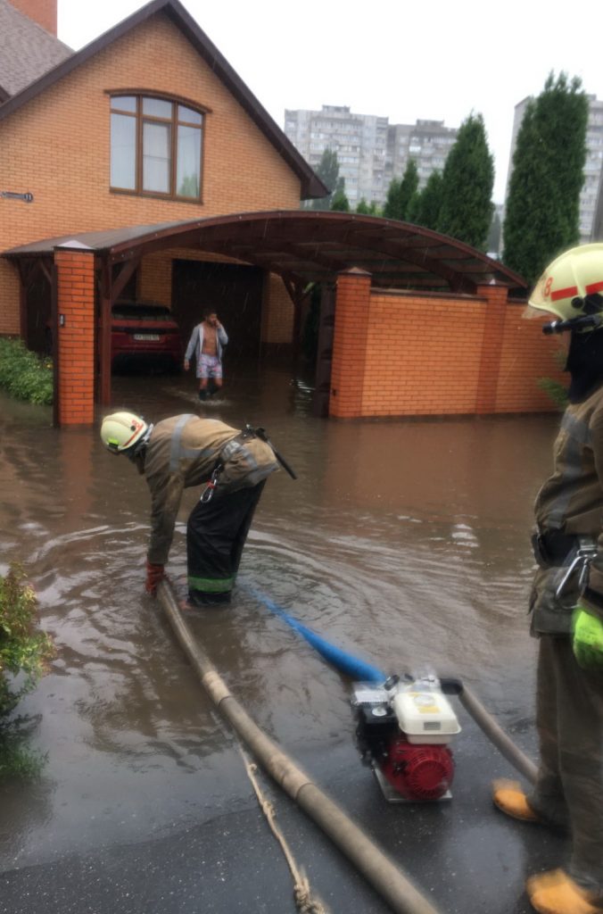 Частные секторы Харькова затопило водой (фото)
