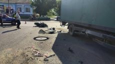 Мотоциклист погиб в аварии с грузовиком на Харьковщине (фото)