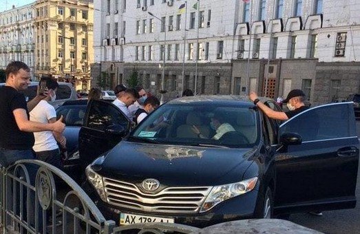 Правоохранители обыскали машину влиятельного чиновника Харьковского горсовета