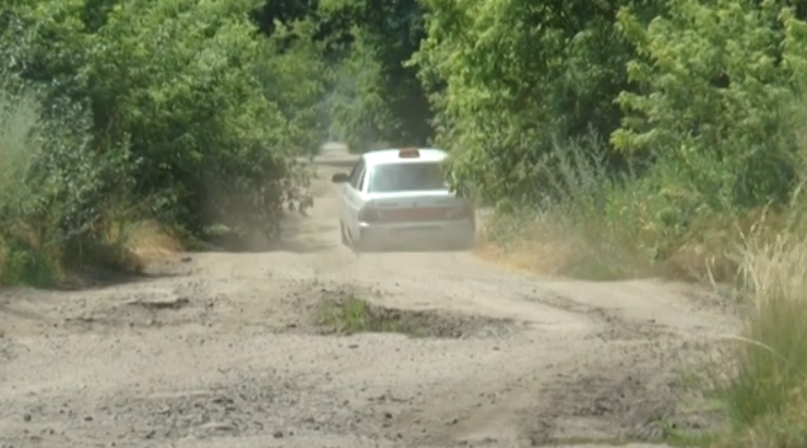 Дорога Хотімля-Мартове перетворює подорожі водіїв на випробування (відео)
