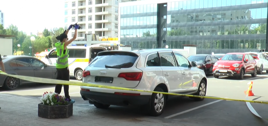 У Харкові чоловік випав із вікна на автівку: що кажуть місцеві (відео)