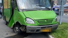 В Харькове водитель Opel подбил «маршрутку» (фото)