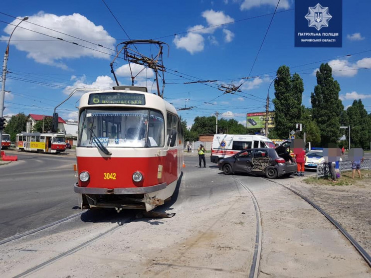 Трамвай столкнулся с автомобилем в Харькове
