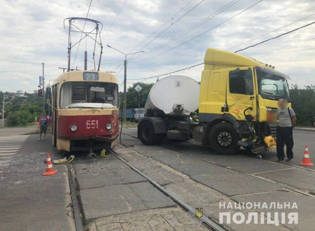 В Харькове на перекрестке столкнулись трамвай и автомобиль. Пострадала пенсионерка (фото)
