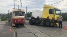 В Харькове на перекрестке столкнулись трамвай и автомобиль. Пострадала пенсионерка (фото)