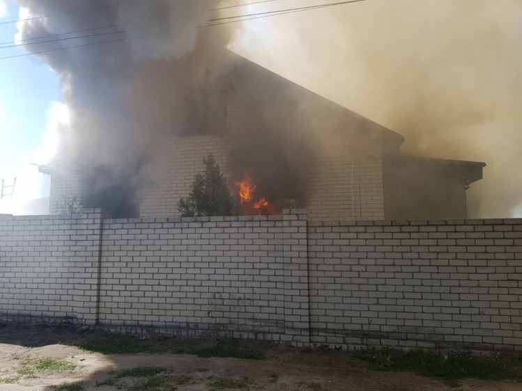 Двухэтажный частный дом сгорел в Харьковской области (фото)