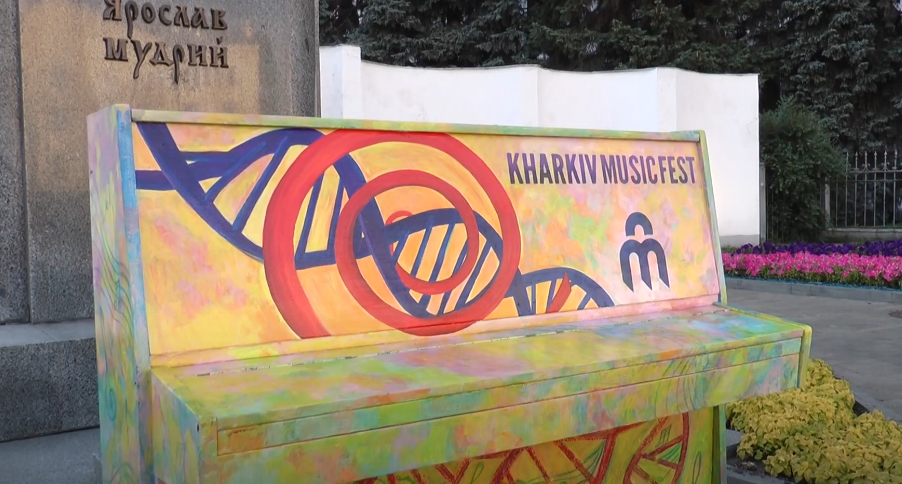 Харків’яни відновлюють зруйновані вандалами вуличні фортепіано (відео)
