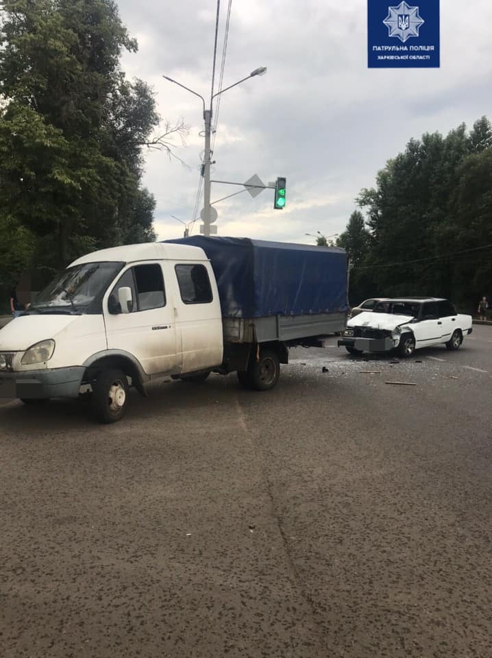 В Харькове грузовик «подбил» ВАЗ (фото)