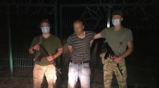 Пограничники опубликовали видео, на котором мужчина пытается перелезть в Россию через забор (видео)