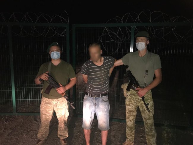 Пограничники опубликовали видео, на котором мужчина пытается перелезть в Россию через забор (видео)
