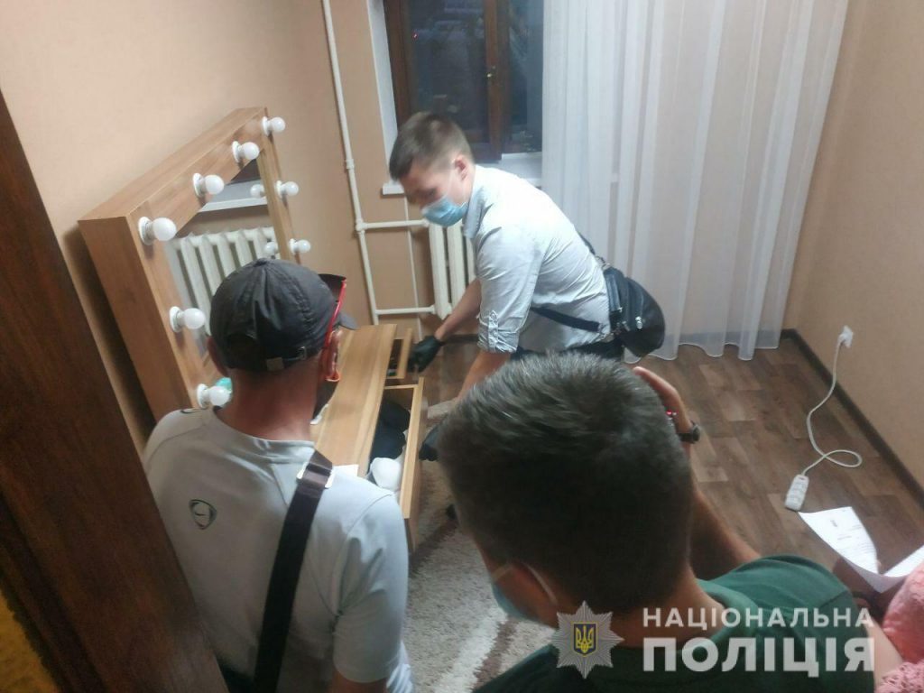 Мужчину, который стрелял в Харькове, обыскали по месту жительства (фото)