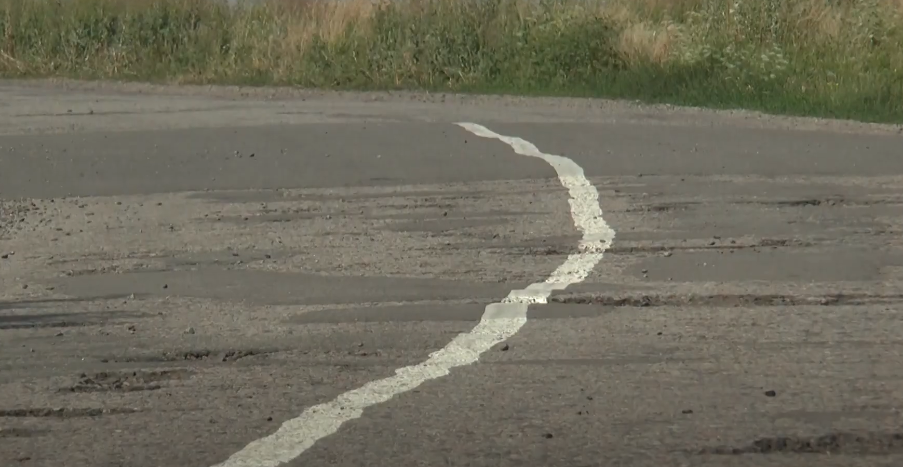 Загадковий ремонт: біля селища Зарожне водії скаржаться на погану дорогу (відео)