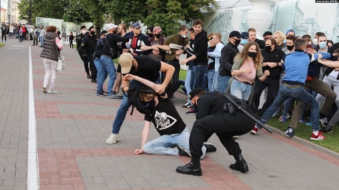 Спецназ задержал более 300 человек в протестах в Беларуси (фото)
