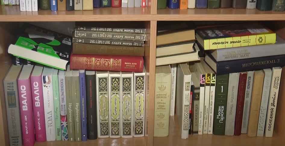 Книга — задля одужання: волонтери створили бібліотеку у Харківському онкоцентрі (відео)