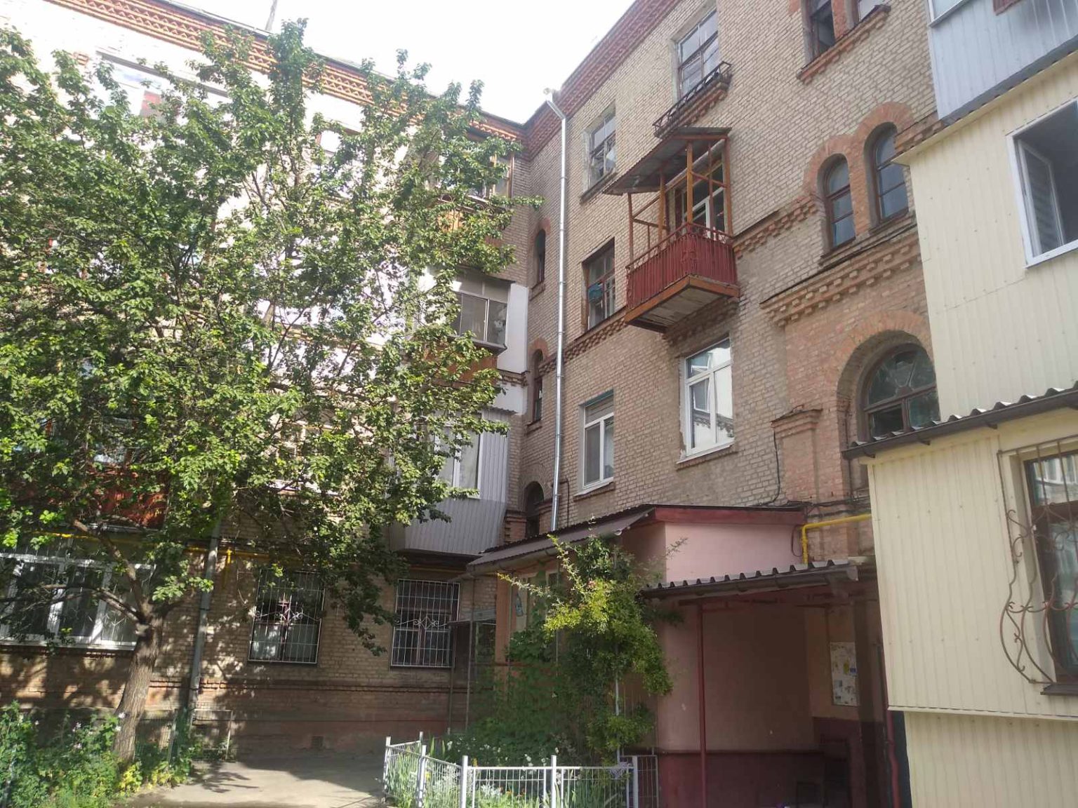 В квартире многоэтажки загорелись входные двери (фото)