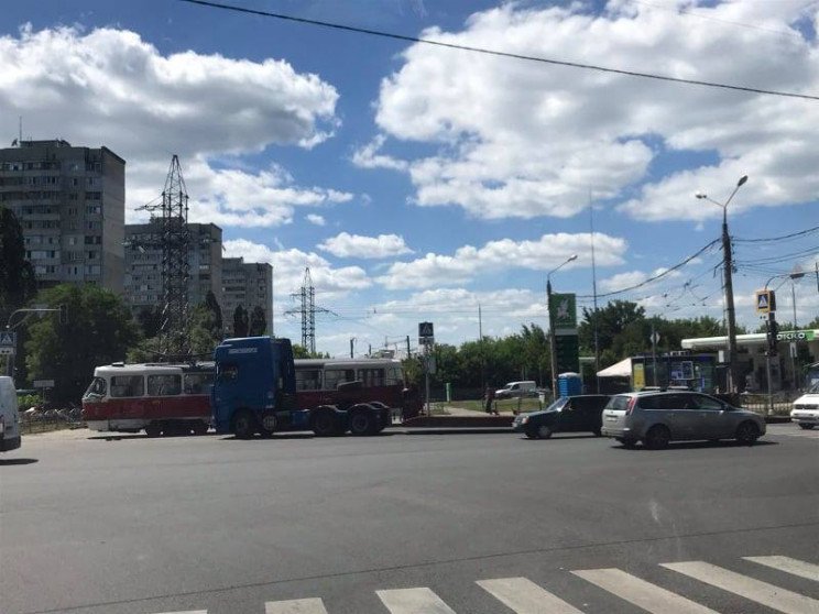 Грузовой автомобиль протаранил трамвай в Харькове