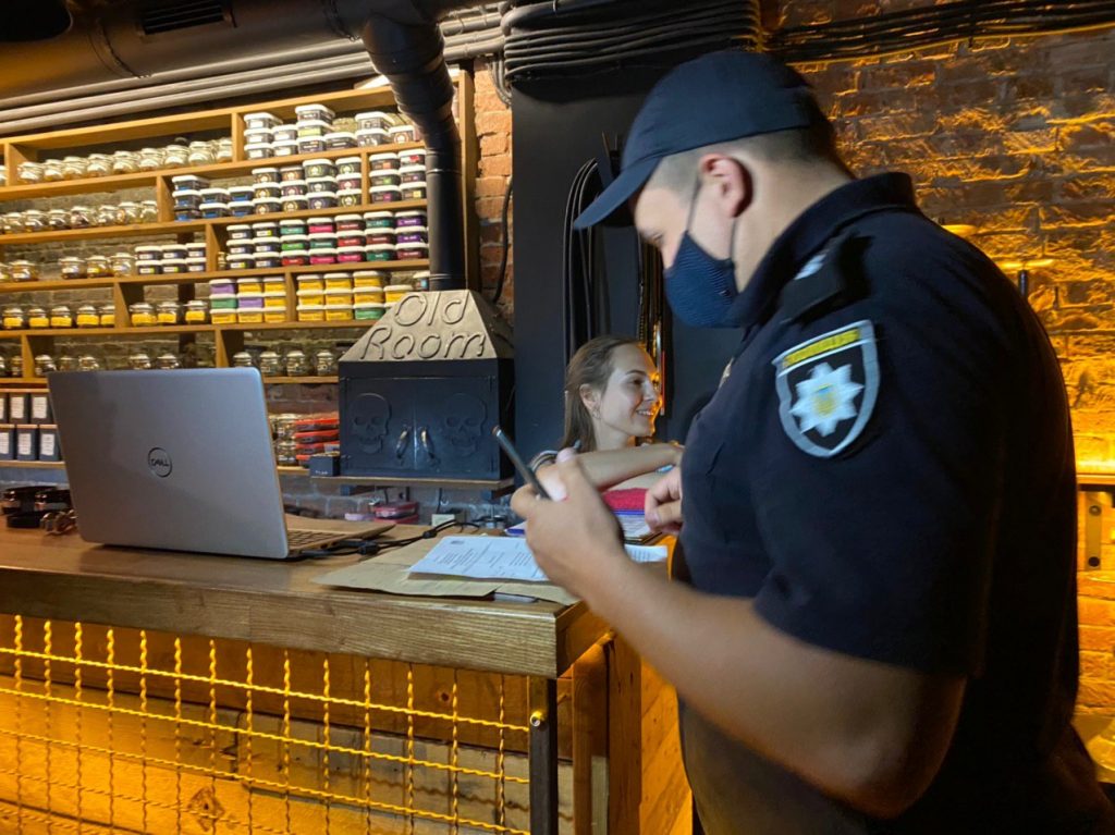 У Харкові перевірили, чи працюють клуби та ресторани після 23:00 (відео)