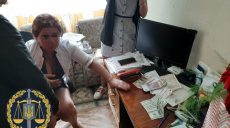 В Харькове председательницу военно-врачебной комиссии поймали на взяточничестве (фото)