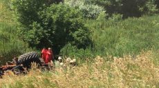 Трактор вылетел с дороги и перевернулся в Харьковской области