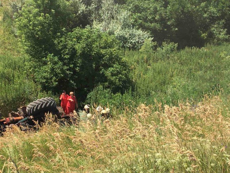 Трактор вылетел с дороги и перевернулся в Харьковской области