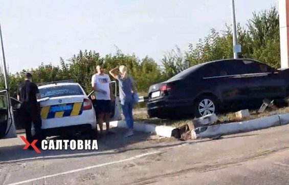На окружной в Харькове женщина влетела в стену на авто (фото)