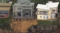 В Австралии в Тихий океан сползли сразу несколько элитных домов (видео)