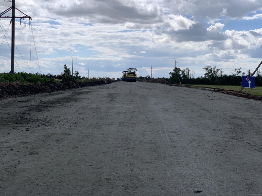 На дороге Старый Салтов-Приколотное дополнительно отремонтируют несколько километров