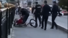 В Харькове пьяный велосипедист бросался на прохожих с ножом (видео)