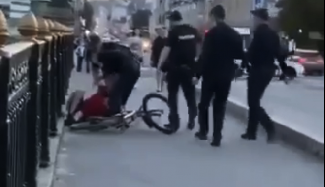 В Харькове пьяный велосипедист бросался на прохожих с ножом (видео)