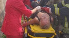 Спасатели оказали помощь мужчине, который был поражен электрическим током (фото)