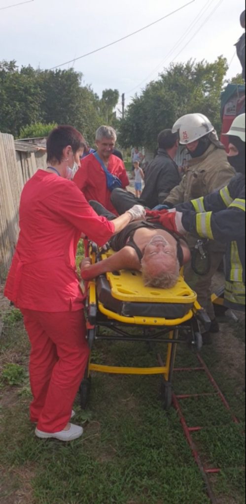 Спасатели оказали помощь мужчине, который был поражен электрическим током (фото)