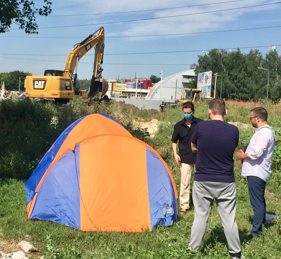Дорога через «Барабашово»: в ответ на действия строителей предприниматели развернули палатки