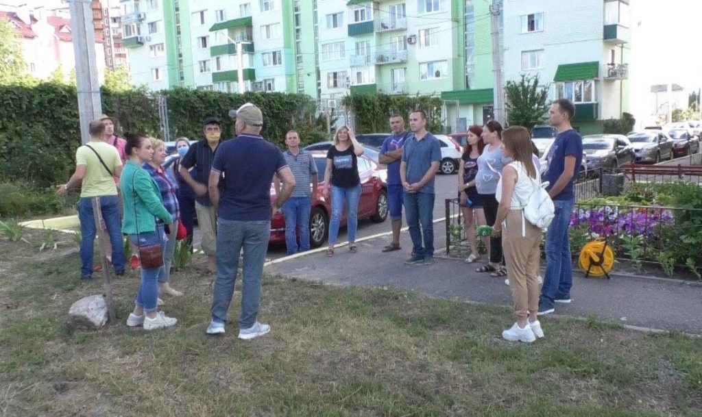 Дірка у паркані: як колишній працівник ХТМ розгнівав людей (відео, фото)