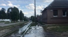 На Москалевке затопило улицу. Вода течет длиной 2 км