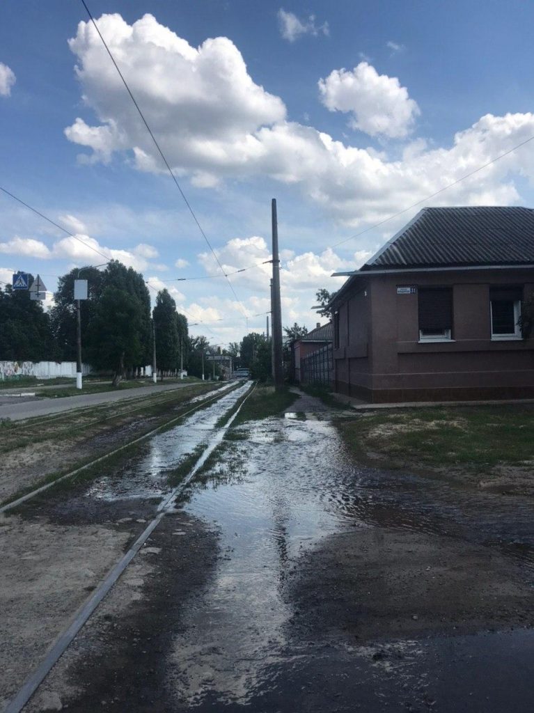 На Москалевке затопило улицу. Вода течет длиной 2 км