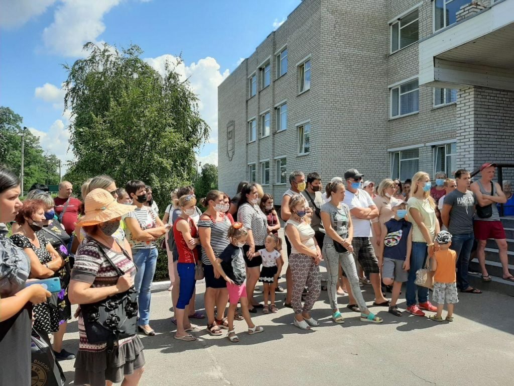 В Печенегах на Харьковщине протестуют люди (фото, видео)