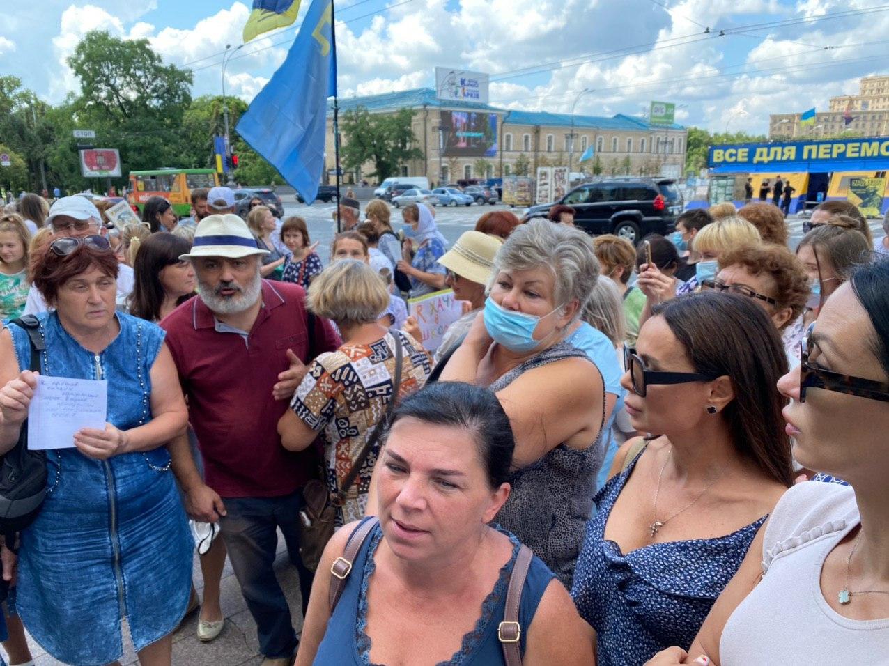 «За живую школу»: возле ХОГА митинг против дистанционного образование (фото, видео)
