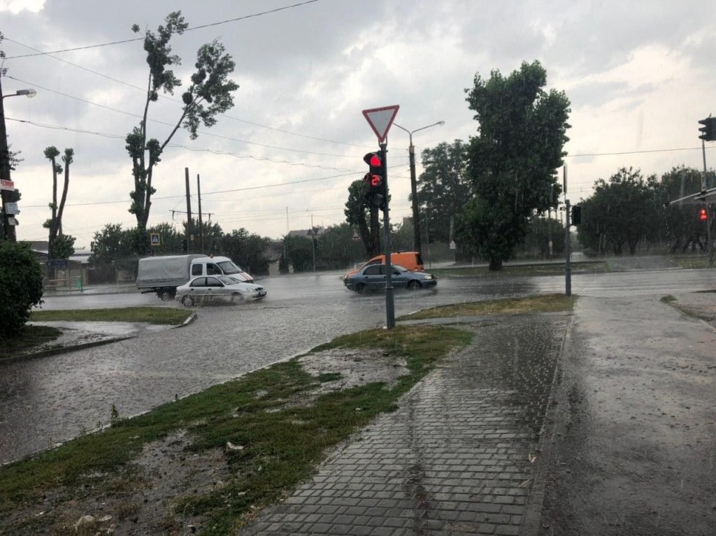 В Харькове затопило спальные районы — объявлено штормовое предупреждение (видео, фото)