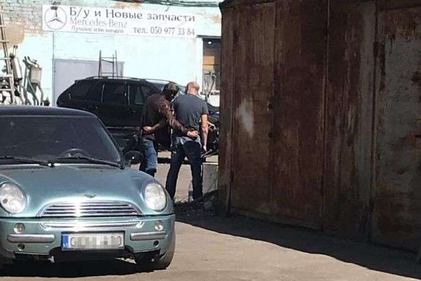 В Полтаве мужчина с гранатой взял в заложники полицейского и направляется в Киев (фото)