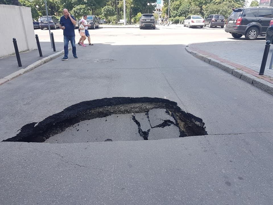 В Харькове поврежден водопроводный ввод, из-за чего на улице обвалился асфальт