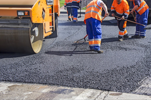 В Новобаварском районе ремонтируют дороги в частном секторе
