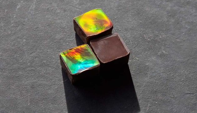 Шоколад, переливающийся всеми цветами радуги, создали в Швейцарии (фото, видео)