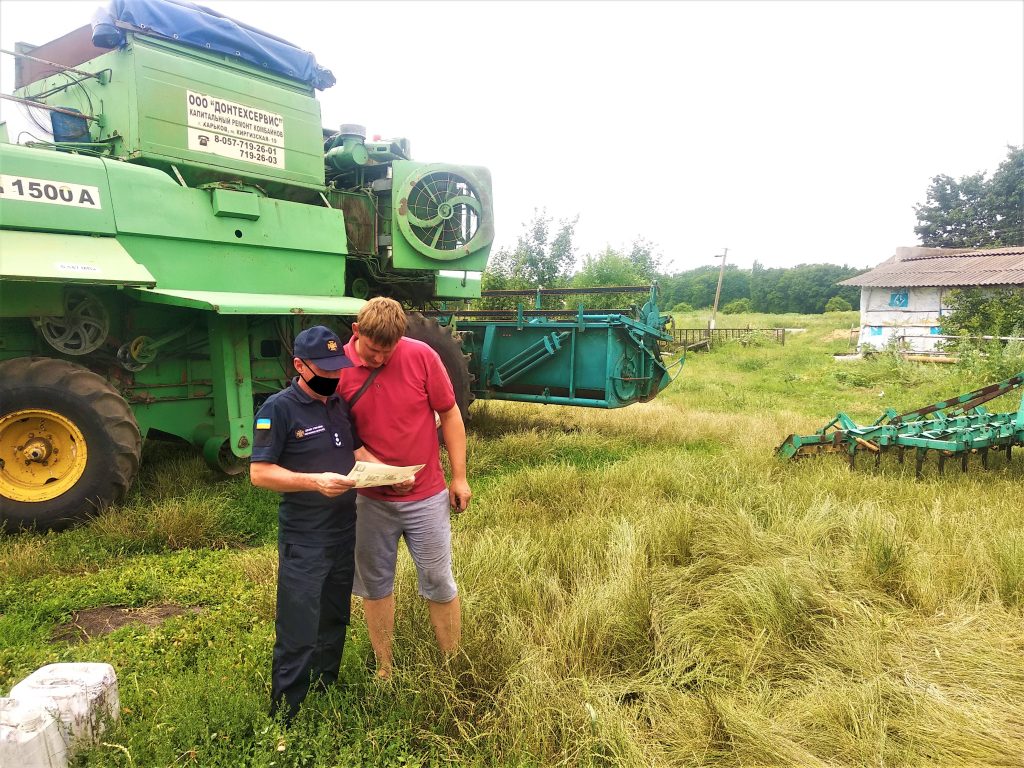 Спасатели Богодуховского района Харьковщины проводят разъяснительную работу на полях