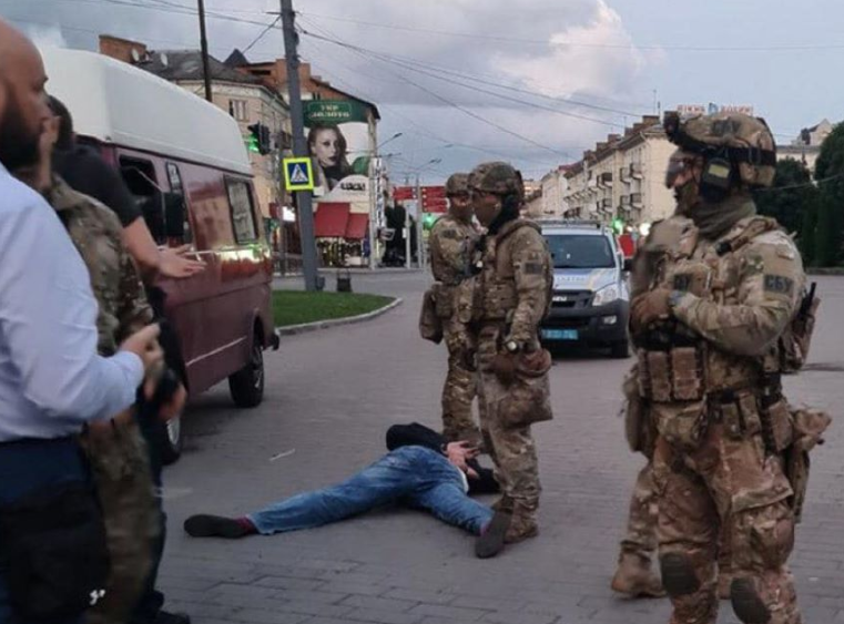 Луцкого террориста задержали, заложники вышли из автобуса