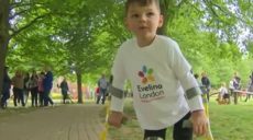 В Великобритании 5-летний мальчишка на протезах собрал больше миллиона для госпиталя (видео)