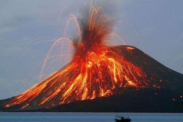 Извержение вулкана: на итальянском острове Стромболи два мощных взрыва (фото)